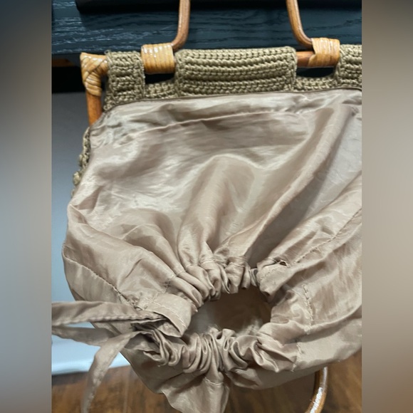 Vintage tan Macrame Handbag with beautiful wood handle - Picture 6 of 7
